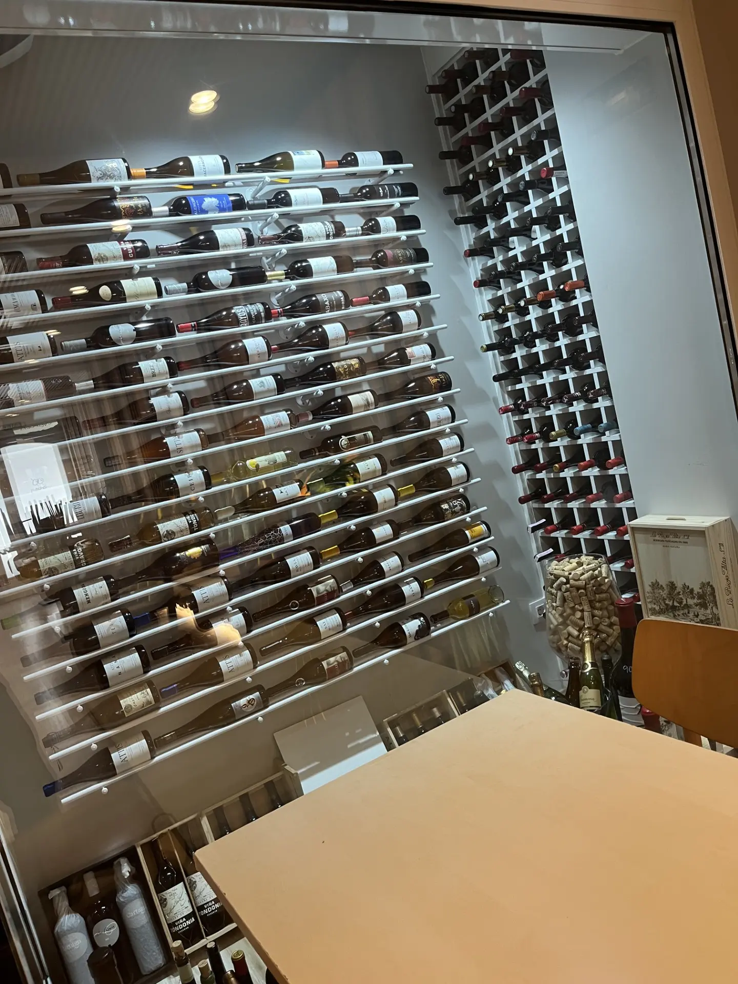 Bodega acristalada de O Pincho con vinos gallegos
