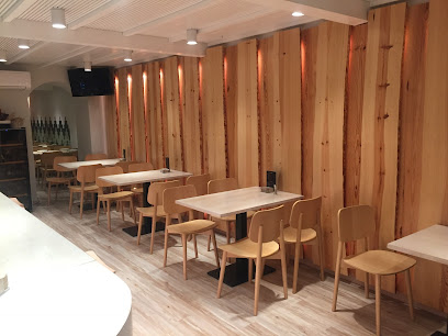 Comedor de O Pincho con paredes de madera natural