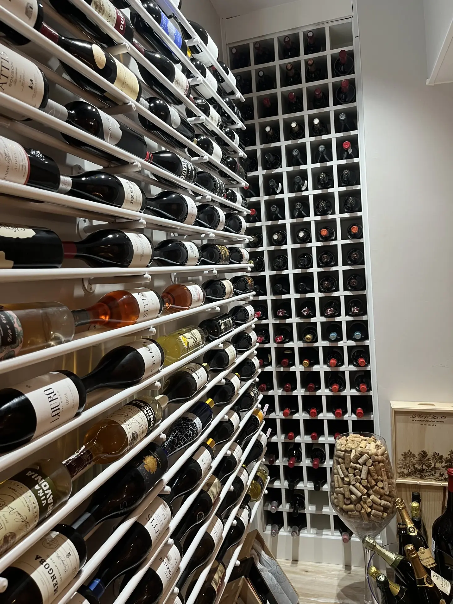 Bodega de O Pincho con estanterías repletas de vinos gallegos